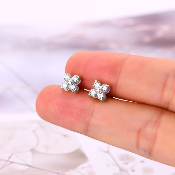 0.8 CT tw Moissanite Clover Flower Leaf Earrings
